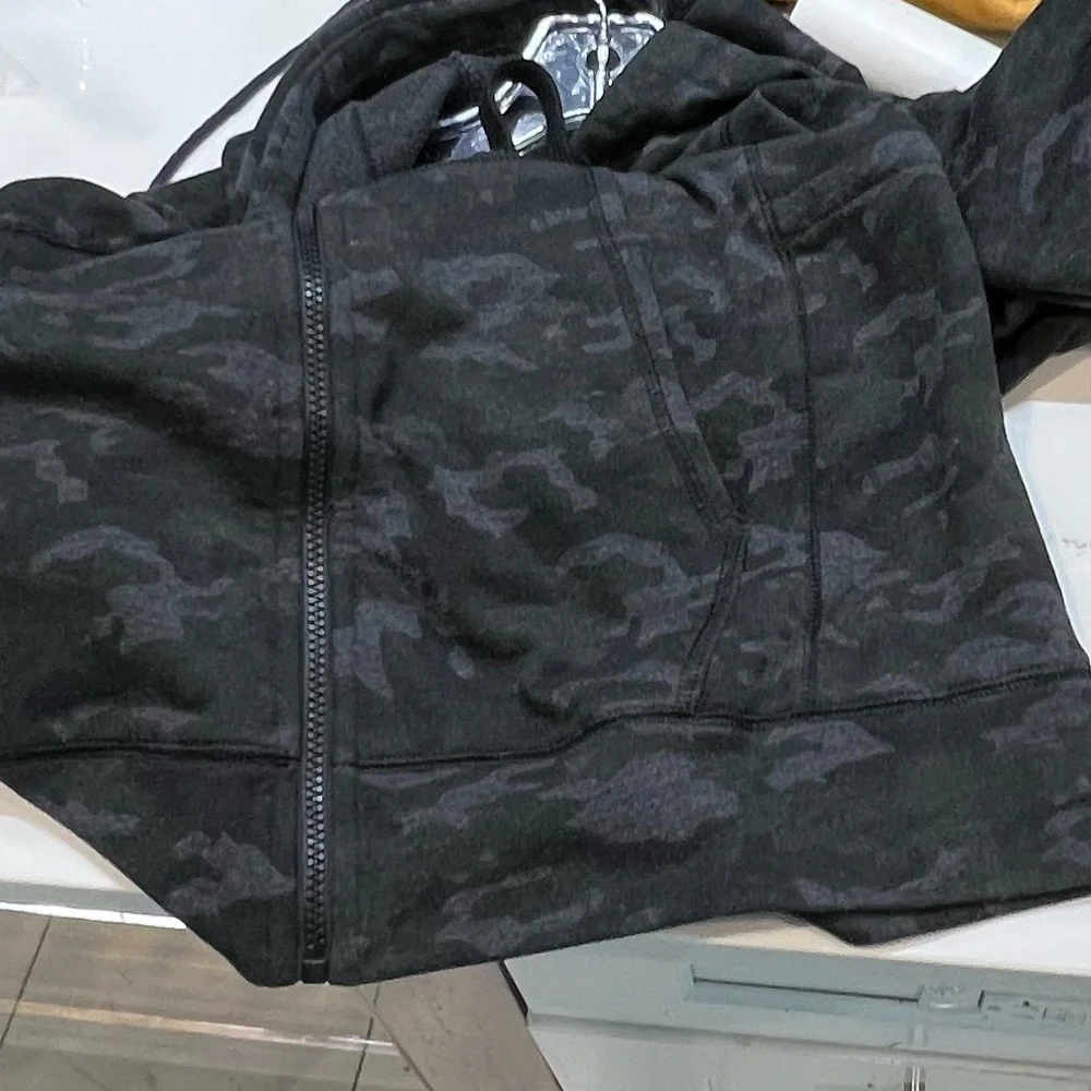 Fabletics Camo Zip-Up Hoodie Pit to pit 23 inches Length 25 inches BOX22